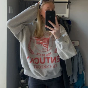 Sweatshirt från Bershka - Säljer pga att den sällan kommer till användning. I princip aldrig använd. Storlek s men oversized, så skulle säga att den passar från xs-m.💕