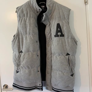 as snygg väst - jätte skön och snygg väst, helt oanvänd,storlek xxl  men tjejen på bilden har s-m . Budgivning i komentararna , buda 20 över varandra hela tiden. kom privat för frågor elr bilder puss🤩🤩💕