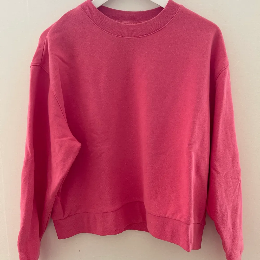 Säljer min rosa sweatshirt från weekday, aldrig använd. Storlek xs! 🌺 köparen står för frakten. . Tröjor & Koftor.