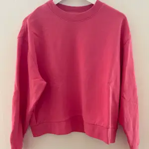 Säljer min rosa sweatshirt från weekday, aldrig använd. Storlek xs! 🌺 köparen står för frakten. 