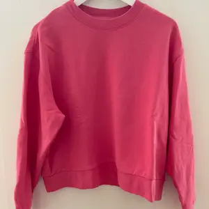 Säljer min rosa sweatshirt från weekday, aldrig använd. Storlek xs! 🌺 köparen står för frakten. 