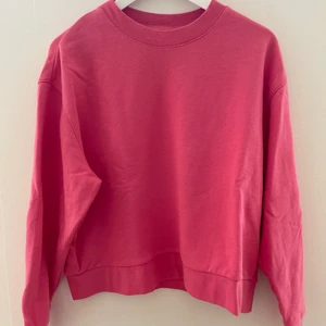Rosa sweatshirt weekday  - Säljer min rosa sweatshirt från weekday, aldrig använd. Storlek xs! 🌺 köparen står för frakten. 