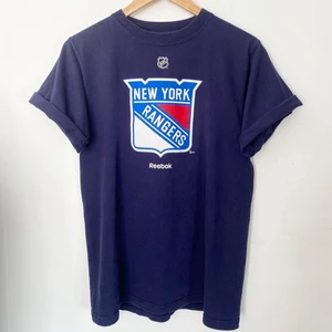 NHL, New York Rangers T-shirt - Snygg Reebok T-shirt. Hämtas på Södermalm, annars fri frak 🤗