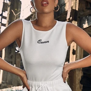Topp med tryckt ”Queen” 💕 - Storlek XS men passar även som S, toppen är inte tajt 💞 helt oanvänd