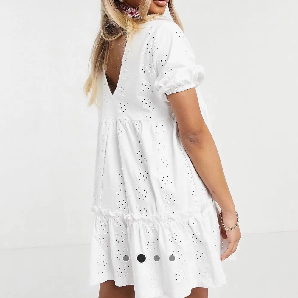 En vit klänning som är perfekt till student eller sommaren. Klänningen är oanvänd och i storlek 36. . Klänningar.