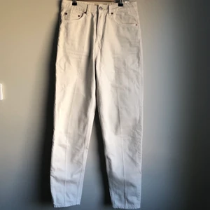 Weekday Lash - Weekdayjeans i modellen Lash, strl 28/30, sandfärgade. Aldrig använda pga köpt fel storlek. 