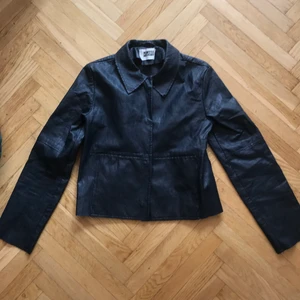 Weekday jacka - Tunn skinnjacka från Weekday i blå/svart! Kort modell, storlek S. Nyskick och knappt använd! ⭐️