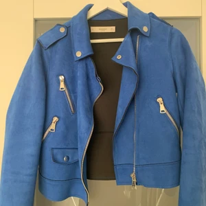 Vår/sommar jacka - Superfin blå fakemocka jacka från mango🥰🥰 köpt för 800kr använd fåtal gånger!!