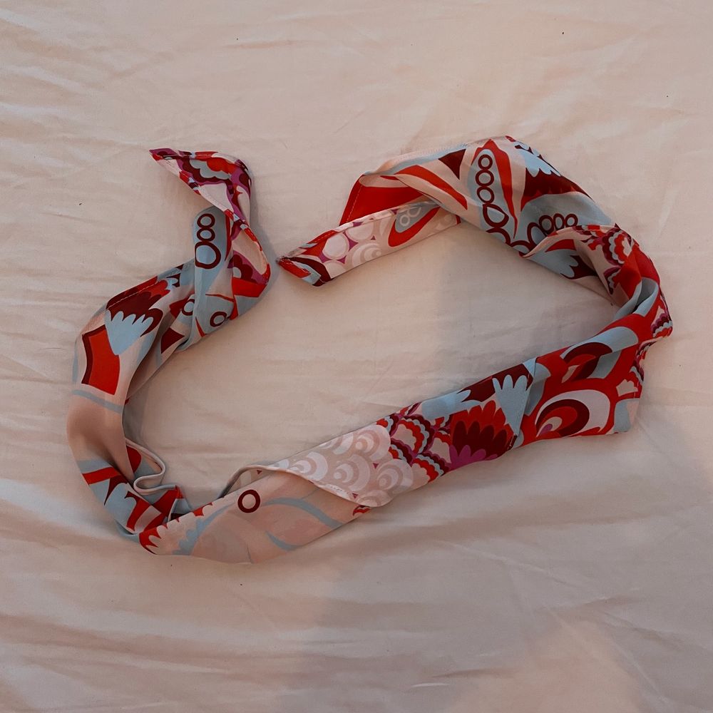 Mönstrad, flerfärgad sjal/scarf från Zara. Sidenimitation. Nyskick. . Accessoarer.