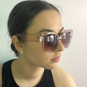 Solglasögon roséguld  - Oanvända solglasögon från Ginatricot. Har ett litet ansikte och de sitter för stort.