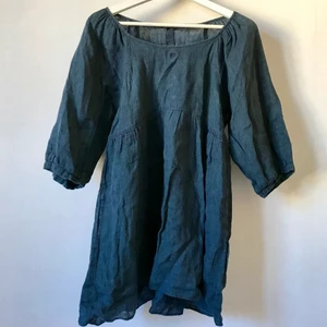 Nygårdsanna tunika, 100% linne, M - Ljuvlig tunika eller klänning från Nygårdsanna i blå smårandigt linne med knappar i rygg. Märkt M, men kan funka för XS och S också.   Möts i Stockholm eller skickar mot fraktkostnad! ✨🌸✨