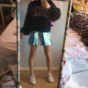 Metallisk skin kjol💿💎🔮🪞 -  Säljer denna sjukt coola och unika metalliska skinn kjol! Så fin och helt ny endast andvänd 1 gång 🪞💎💿!!   BUDGIVNING OM FLER ÄR INTERESERADE!      Den är i xs men skulle säga att den passar xxs-s. Frakt :45kr 