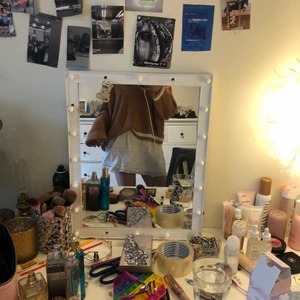 Hm kjol vit - Säljer min fina kjol från hm, vet inte nypris men ung 200 kr så säljer min för 100 kr kan sänkas ☺️