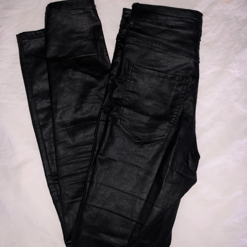 svarta skinnlikandnde tighta byxor (✨coated✨) från ginatricot i molly modellen!!🥵🥰💞💞. Jeans & Byxor.