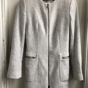 Kappa från Zara, fint skick - Ljusgrå kappa från Zara. Använd max 5 gånger så den är i väldigt fint skick. Fin och fräsch till våren. (Frakt ingår ej i priset). 
