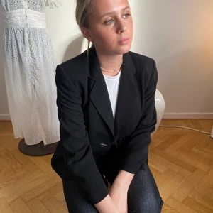 Svart kavaj  - En vintage kavaj i svart. Så fin men lite för liten för mig. Alldrig andvänd:) köparen står för frakten!