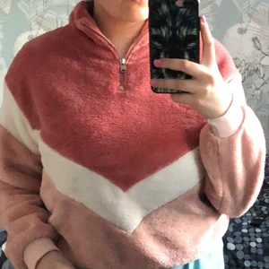 En skön och fin rosa tröja i strl S - En jätte fin tröja i strl S. Jag köpte den för nån månad sen och har haft på mig den 1 gång så den är helt ny. Jag köpte den för 320 spänn den var på rea annars kostar den 400 spänn. Väljer att sälja den för rosa är inte direkt min färg jag tycker inte att den passar mig så bra. Tyger ärr jätte skönt. Jag skulle verkligen vilja ha en sån men i annan färg💕☺️