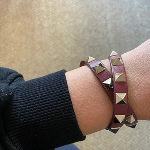 Valentino armband - Köpt i London för några år sedan på Valentino butiken i Harrods. Tyvärr har det inte kommit till använding då jag har fler. Skickas med postnord spårbart