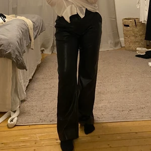 Skinnbyxa - Otroligt fina skinnbyxor i storlek 40, rak modell. Använda 3-4 gånger och ser ut som nya forfarande. Köpta på nakd för 1-2 år sedan men har nu blivit för stora på mig. Bra skick och kommer med ett tillhörande bälte. 