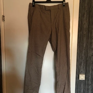 River Island tygbyxor storlek 32 - Storlek 32. Bra skick, användt ett fåtal gånger