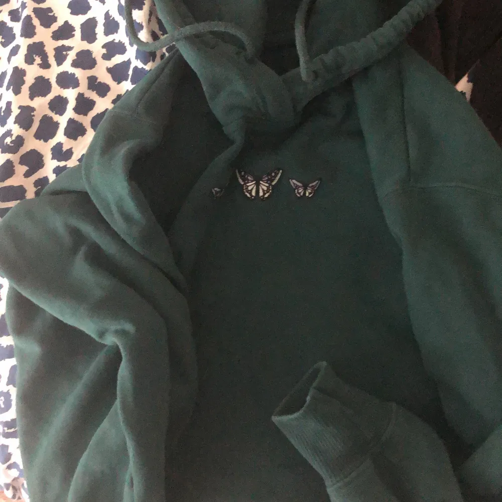 Skit snygg grön hoodie, från hollister i storlek xs, 89 kr plus frakt . Tröjor & Koftor.