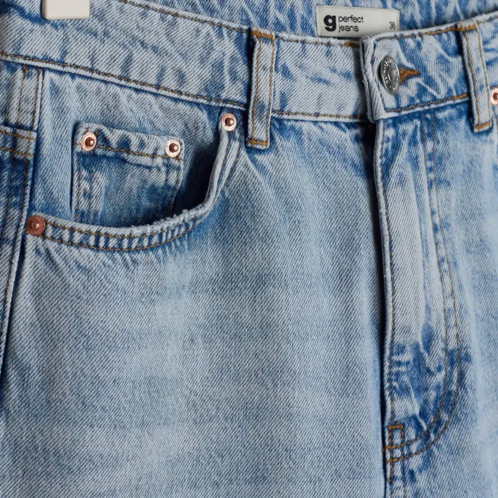 Jätte fina mom jeans från Gina tricot ,andvänd ett få tal gånger,säljer pågrund av att dom inte passade mig riktigt.ordinarie pris 499 mitt pris 250 inklusive frakt.. Jeans & Byxor.