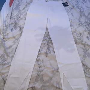 Vita kostymbyxor från Nelly ändas testade, dom är små i storleken sitter bra dom formar sig efter sin kropp. Snabb köp 200-250kr