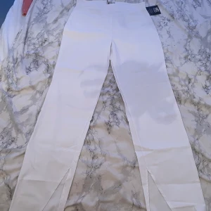 Vita kostymbyxor  - Vita kostymbyxor från Nelly ändas testade, dom är små i storleken sitter bra dom formar sig efter sin kropp. Snabb köp 200-250kr