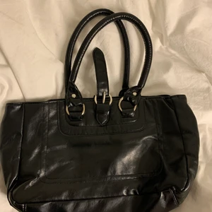 Snygg skinnväska  - Fin väska köpt second hand, aldrig använd av mig 