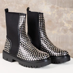 Så coola skor från Fanny &Michel  - Vill kolla intresset av mina coola skor från Fanny Michel som inte verkar gå att få tag på längre..Helt nya och oanvända Strl 37..  Jag gav 799 kr . Bud startar på 600 kr 