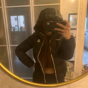 Nike jacka. Windrunner. - Använd enstaka gånger. Nypris 1499kr. Går även att vända ut och in på för annan stil på jackan. Väldigt rymlig i storleken!