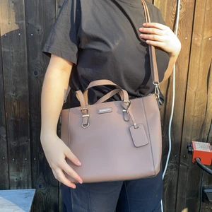 Brun handväska - Köpt utomlands, orört skick, gulddetaljer, ren insida, justerbart/avtagbart axelband