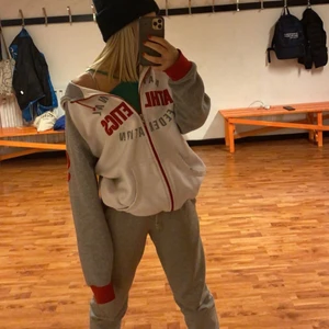 Luvtröja/hoodie  - Rätt så ny tröja jag säljer då den inte kommer till användning längre.