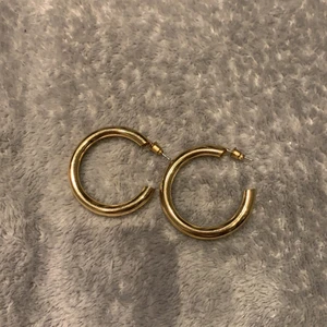 Guld örhängen  - Köpte på Plick för någon månad sen men det var två så säljer ett par❤️ kom gärna med förslag på pris❤️