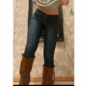 Levi jeans - Säljer dessa lågmidjade levis jeans storlek w27/32