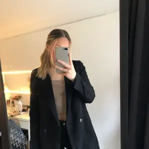 Säljer min svarta blazer/kavaj från zara. Tror att den är i storlek 36/S men till den som är intresserad ska jag kolla upp exakta storleken🥰 använd ca 2-3 gånger