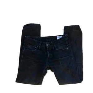  lowrised Gstar jeans - Ascoola svarta lowrised jeans jag köpt secondhand men kommer ifrån gstar! De är straight leg i passform. Säljer pga ej kommer till användning:(💗