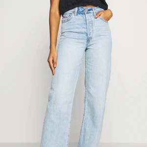 Levis jeans - Säljer dessa jättefina jeans från Levis i modellen ribcage. Knappt använda och är i fint skick. De är i storlek 25 och är lite för korta på mig som är 174. Hör gärna av dig för mer information!