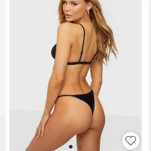 Bikinitrosor från Nelly  - Säljer två par bikinitrosor (ett par svarta och ett par vita) från Nelly eftersom att jag inte gillar hur dom satt på just min kropp. Dom passade bra i storleken och modellen är hur fin somhelst. Köpte de för 129kr styck men säljer de för 99kr styck. Köp båda för 179 :) De är endast testade en gång! Möts upp i Stockholm och fraktar! :) 