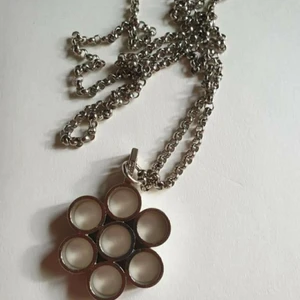 Designer halsband Hanne D - Snyggt långt designer halsband av Hanne D,längre i stål.diameter på hänget är 3 cm,