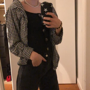 Skjorta  - Cool skjorta! Från h&m för inte länge sen! Ord pris 99kr💘 inte använd