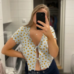 Blommig tröja  - Åter igen köpt en tröja under tiden jag trodde jag passade i färg. Den har små söta solrosor på sig. Storlek M men passar även S