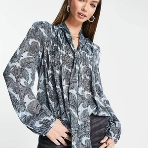  mönstrad knytblus XL - Använd - säljer för att den blivit för stor. 