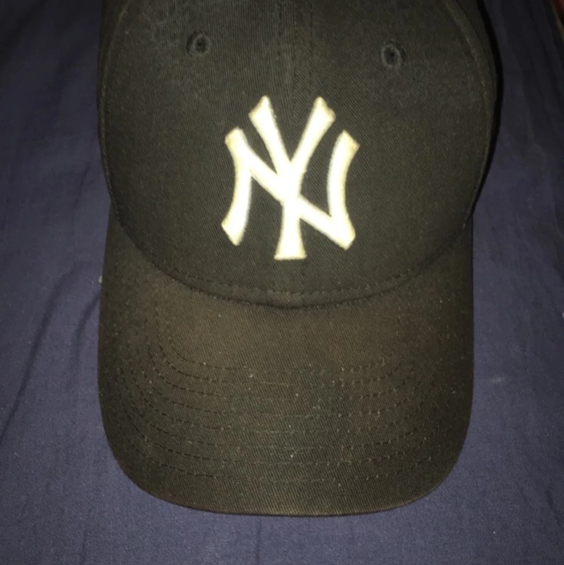 svart yankee keps med vitt märke