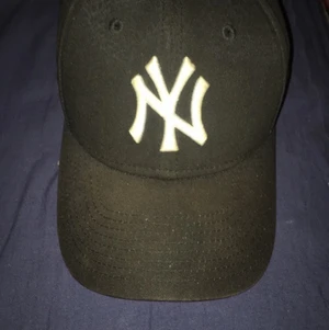 svart yankee keps med vitt märke - drainig yankee keps