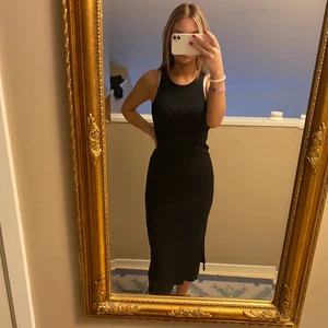 Klänning  - Super fin svart klänning från Lindex, slits på båda sidorna där nere och ganska lång, Alldrig använt den då den inte är lite förstor för mig