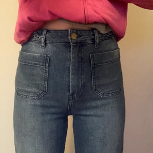 Högmidjade utsvängda jeans - Superfina utsvängda jeans från H&M. Nästan oanvända med fin passform! Det är stretch i!