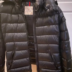 Moncler bady  - Säljer min jättefina jacka. Den är inte trasig någonstans eller har några snören som hänger på jackan. Den är i jättefint skick! Kvittot finns kvar. Skriv för mer bilder.  Nypris var 10.000. (Köparen står för frakten) 