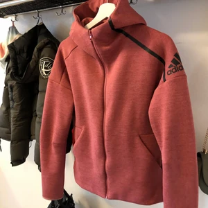 Adidas XS/S  - Adidas träningshoodie storlek XS/S, jättefint skick. Säljer då den inte används. Varm och skön. Finns i Götene men kan skickas. 