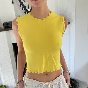 Gul söt topp  - Säljer denna jätte söta lite kroppade topp från Zara😍 